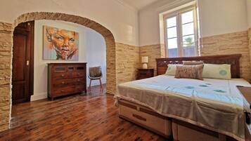 Escritorio, tabla de planchar con plancha, wifi y ropa de cama