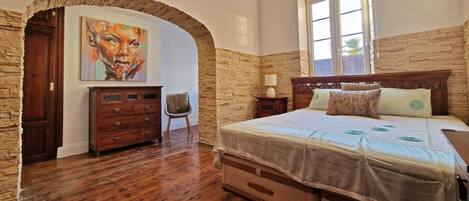 Skrivebord, strykejern/-brett, wi-fi og sengetøy