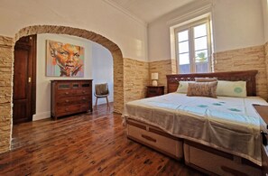 Una scrivania, ferro/asse da stiro, Wi-Fi, lenzuola