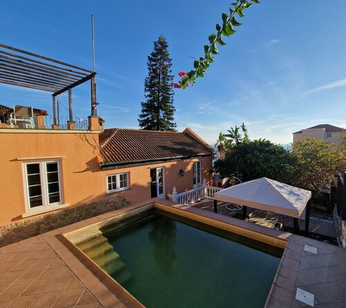 Private driveway + pool + views of the straits