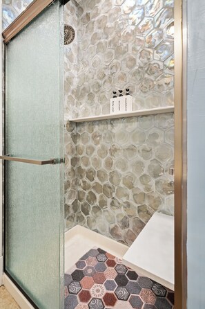 Shower, hair dryer, bidet, towels - Spacious 3BR/2BA North Center Gem - 10-Min Walk to Brown Line - Fast Wi-Fi (Chicago)