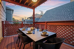 Outdoor dining - Spacious 3BR/2BA North Center Gem - 10-Min Walk to Brown Line - Fast Wi-Fi (Chicago)