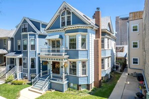 Exterior - Spacious 3BR/2BA North Center Gem - 10-Min Walk to Brown Line - Fast Wi-Fi (Chicago)