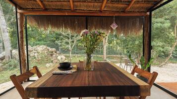 Casa de lujo, vista al jardín | Comedor