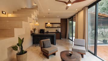 Casa de lujo, vista al jardín | Área de sala de estar