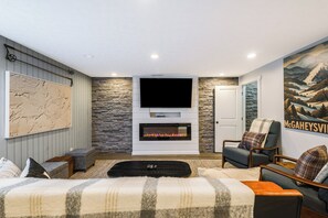 Interior - NEW! Ski Retreat- Hot Tub- Game Room- Fire Pit (McGaheysville)