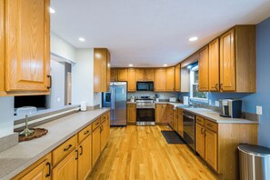 Paper towels - NEW! Ski Retreat- Hot Tub- Game Room- Fire Pit (McGaheysville)