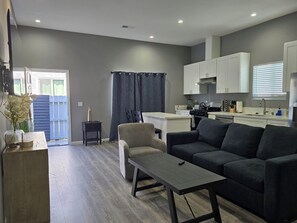 Living area - Cozy 2-bedroom house in welcoming San Diego (San Diego)