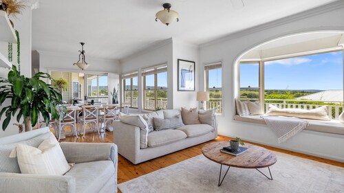 Hillview House - A stylish country escape with breathtaking views