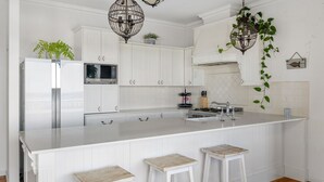 Fridge, microwave, oven, stovetop - Hillview House - A stylish country escape with breathtaking views (Milton)