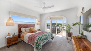 Iron/ironing board, travel cot, WiFi, bed sheets - Hillview House - A stylish country escape with breathtaking views (Milton)