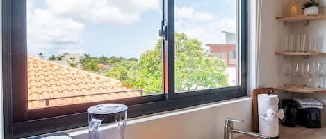 Fridge, oven, stovetop, coffee/tea maker