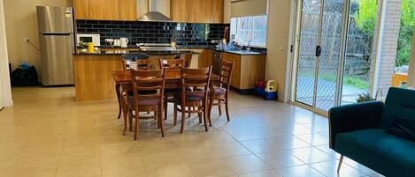 Een microgolfoven, een oven, een kookplaat, een vaatwasser