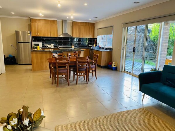 Microwave, oven, stovetop, dishwasher - Make new friends during your travels in a comfortable, big shared house (Bundoora)