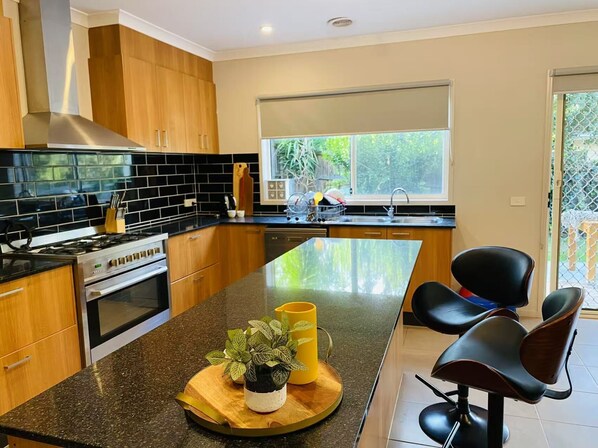 ميكروويف، فرن، موقد طهي مسطح، غسالة أطباق