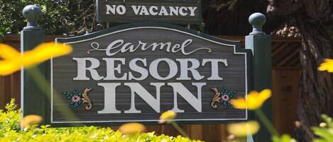 A sign for Carmel Resort Inn with a 'No Vacancy' notice.
