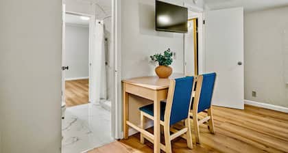 Luxury Carmel Suite Walk 25 min walk Carmel Beach 109