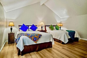 Escritorio, tabla de planchar con plancha, wifi gratis y ropa de cama