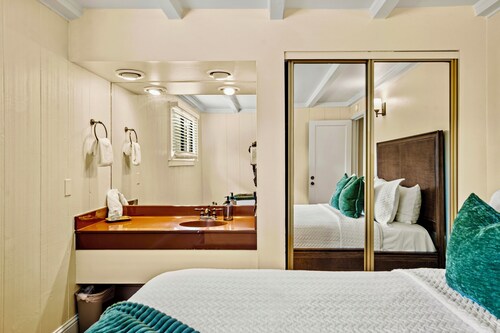 Luxury Carmel 2 bedroom 25 Min walk to Carmel Beach 112