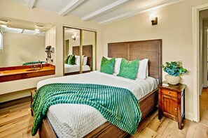 Escritorio, tabla de planchar con plancha, wifi gratis y ropa de cama 