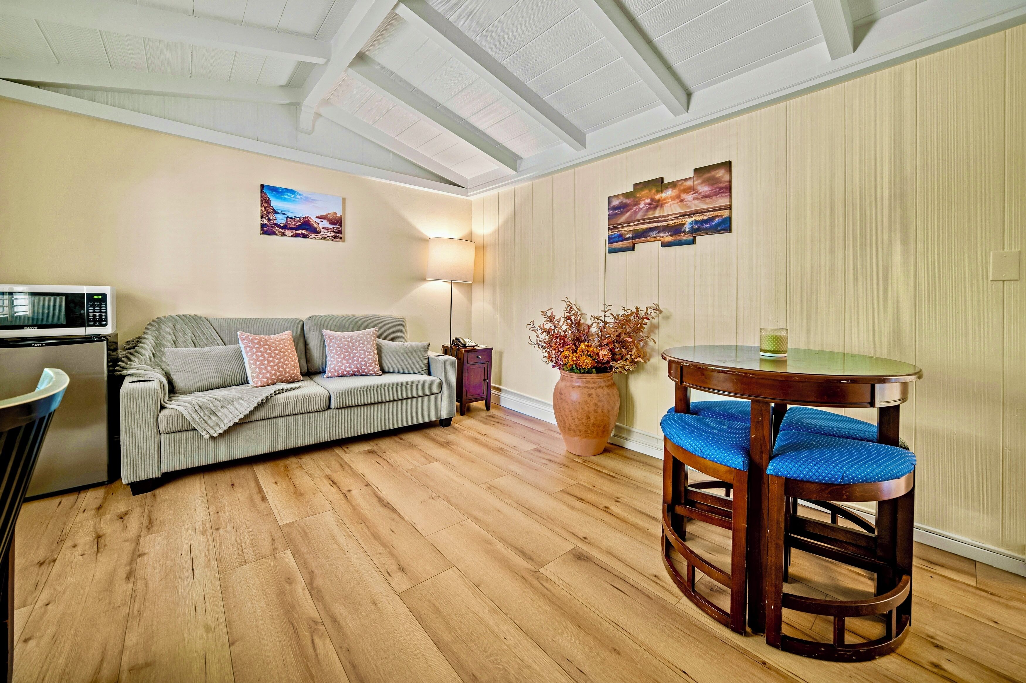 Smart TV, chimenea y oficina 