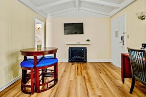 Interior - Luxury Carmel 2 bedroom 25 Min walk to Carmel Beach 112 (Carmel)