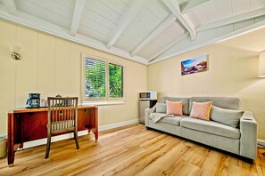 Smart TV, chimenea y oficina 