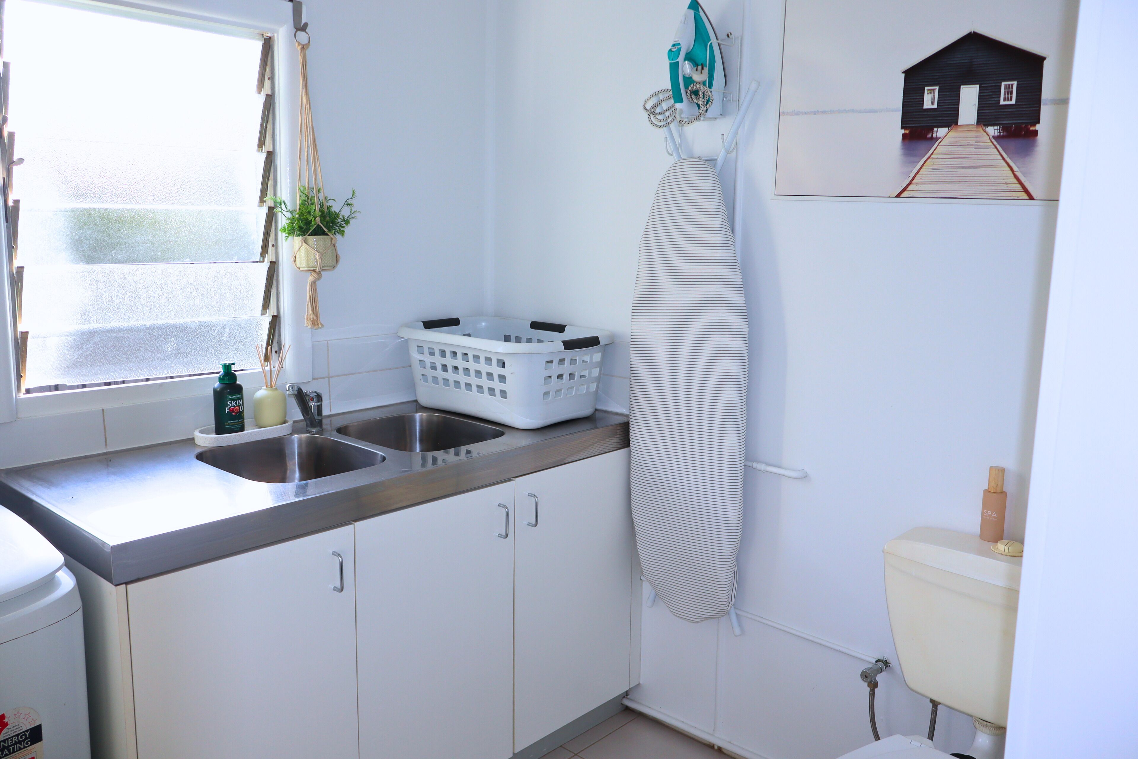 Suihku, hiustenkuivaaja, pyyhkeet, saippua