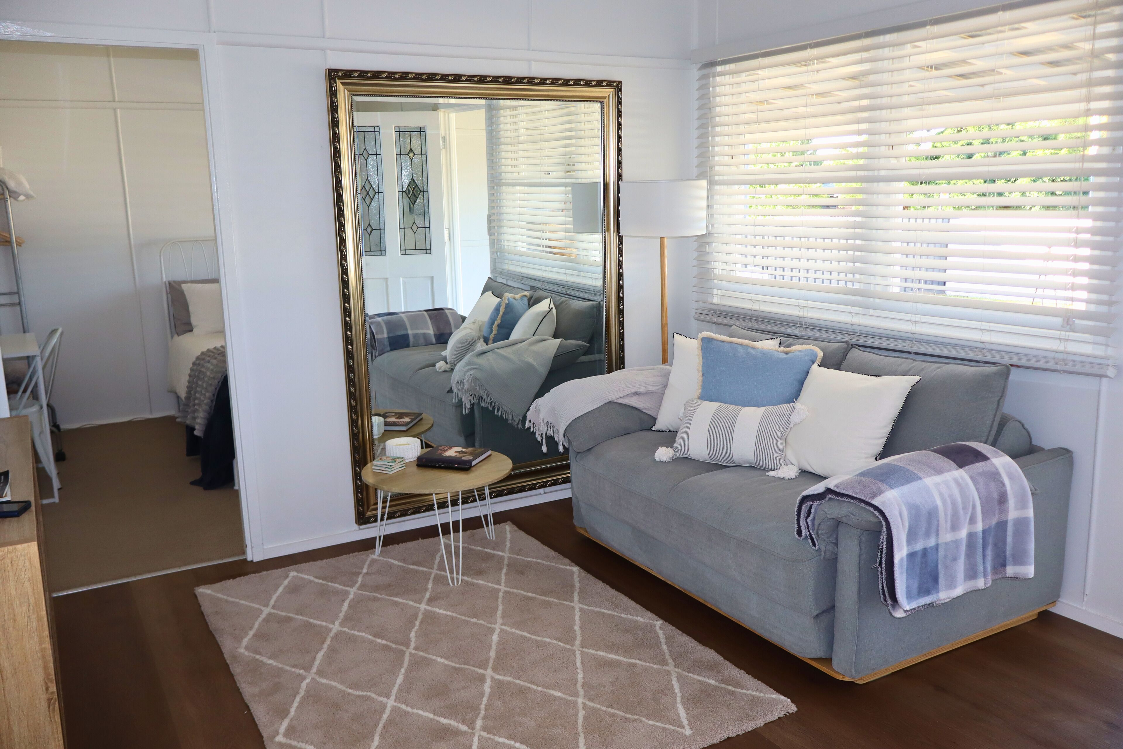 Silitysrauta/-lauta, Wi-Fi, vuodevaatteet