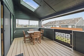 Outdoor dining - Sleeps up to 24! Short Walk to Beach, Shops & Restaurants! Dog Friendly! (Newport)