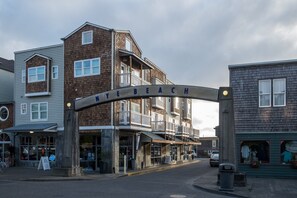 Exterior - Sleeps up to 24! Short Walk to Beach, Shops & Restaurants! Dog Friendly! (Newport)