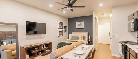 Tabla de planchar con plancha, wifi y ropa de cama