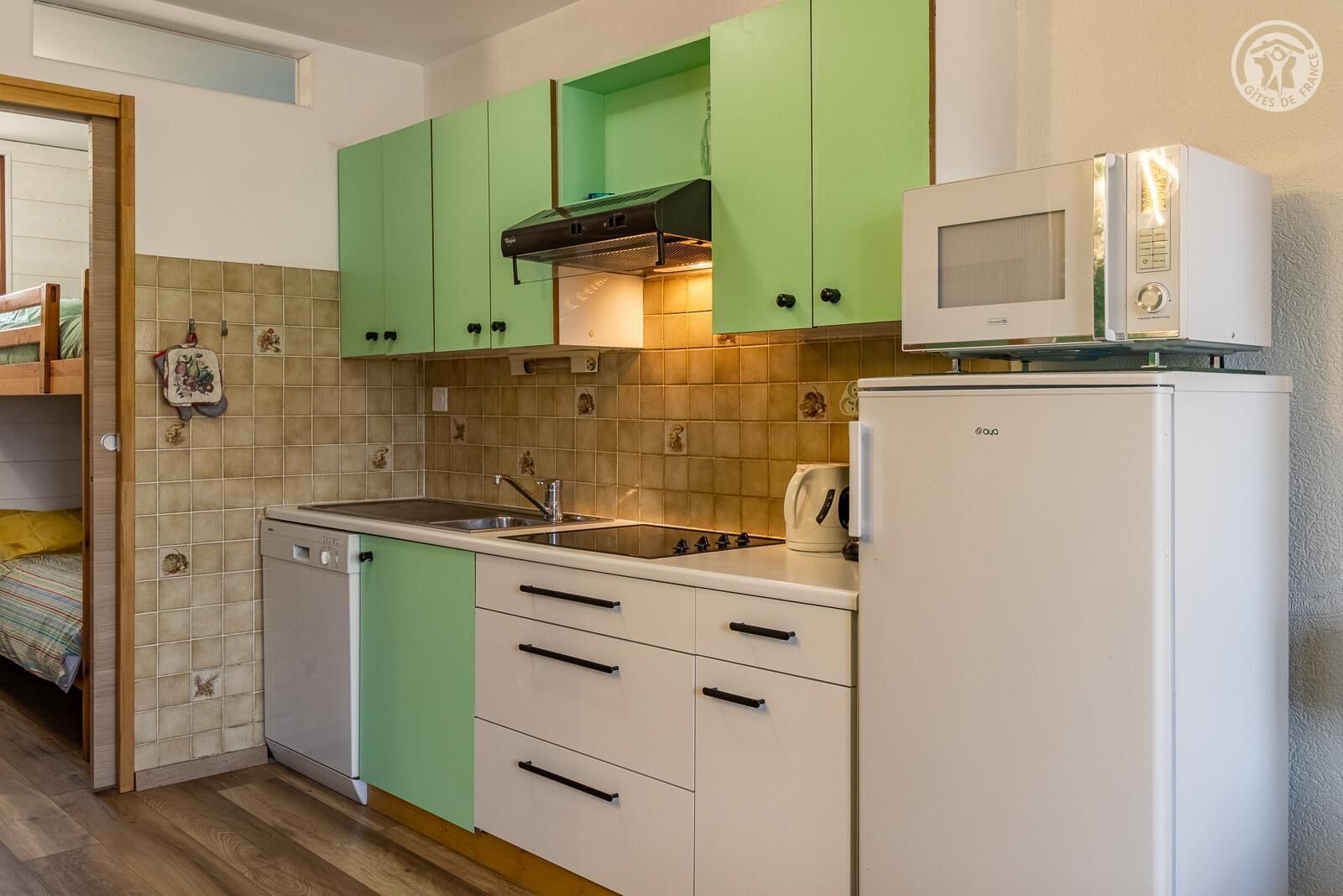 Refrigerador, horno, parrilla de estufa y cafetera y tetera 