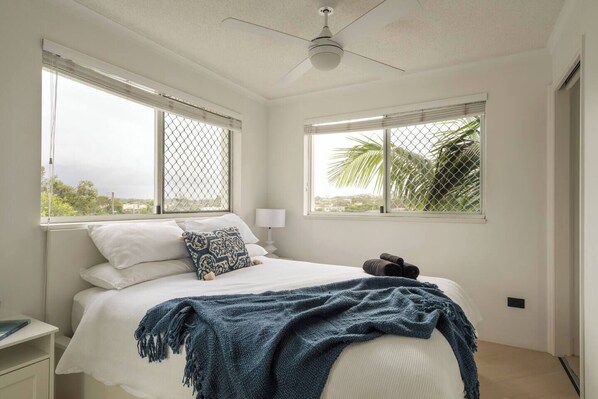 Iron/ironing board, internet, bed sheets