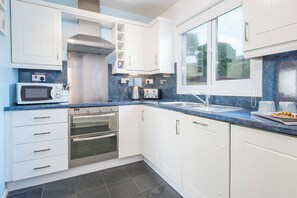 Microwave, dishwasher, toaster, cookware/dishes/utensils - Ty Peggie, Holiday cottage Solva, Sleeps 4, 2 bedrooms,  bathrooms (Haverfordwest)