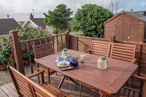 Outdoor dining - Ty Peggie, Holiday cottage Solva, Sleeps 4, 2 bedrooms,  bathrooms (Haverfordwest)