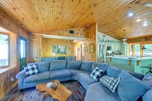 TV - Mountain View Retreat | Fireplace + EV (Cullowhee)