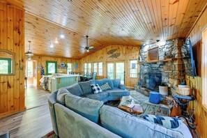TV - Mountain View Retreat | Fireplace + EV (Cullowhee)