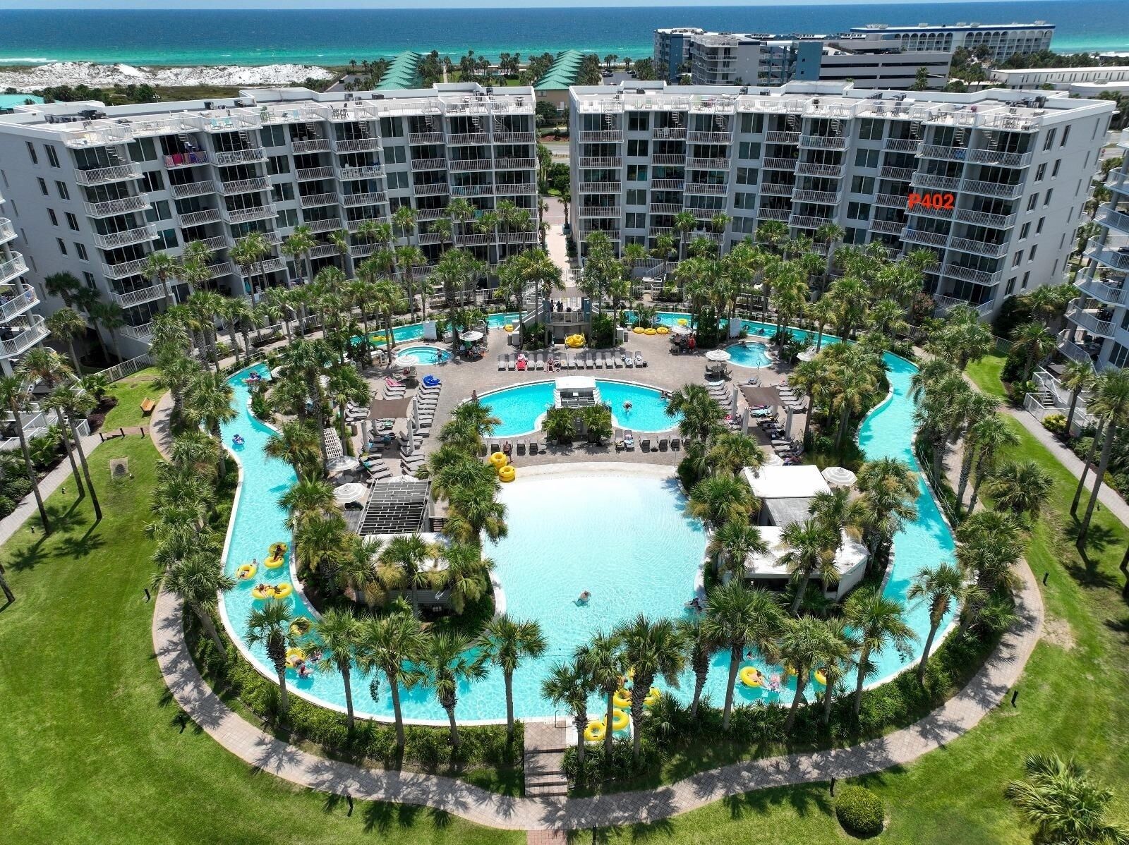 Utendørsbasseng og et oppvarmet basseng