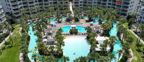 Una piscina al aire libre, una piscina climatizada