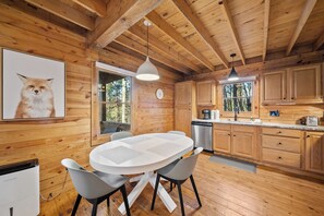Fridge, microwave, oven, stovetop - Charming Cabin for 4 near Boone–Fox Trail Cabin (Boone)