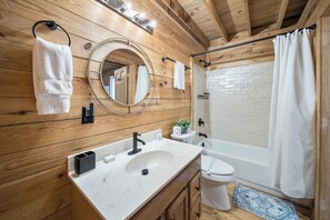 Towels - Charming Cabin for 4 near Boone–Fox Trail Cabin (Boone)