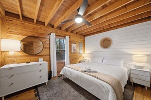 2 bedrooms, free WiFi, bed sheets - Charming Cabin for 4 near Boone–Fox Trail Cabin (Boone)