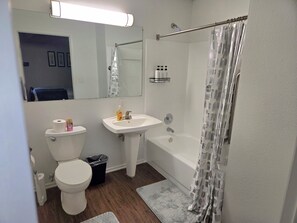 Secador de cabelo, toalhas de banho, sabonete, shampoo