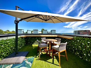 Outdoor dining - Suncatcher| Downtown + Rooftop | Steps to Beach (Traverse City)