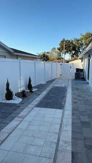 المنطقة المحيطة بالمنشأة