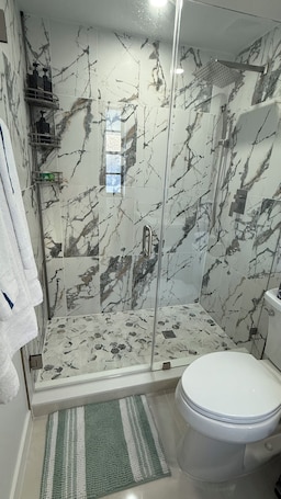 Shower, hair dryer, towels, soap. Perfect terrace to relax, have a coffee or enjoy the Florida weather.