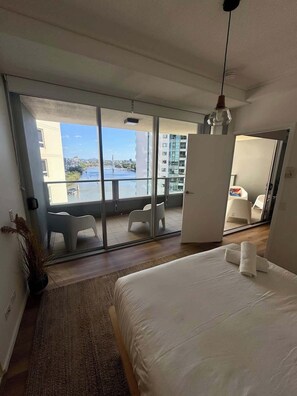 3 bedrooms, iron/ironing board, WiFi, bed sheets - Brisbane Skyline Escape - 3 BR with River Views (Brisbane City)