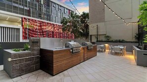 Outdoor dining - Brisbane Skyline Escape - 3 BR with River Views (Brisbane City)