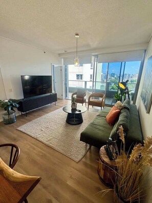 Smart TV, offices - Brisbane Skyline Escape - 3 BR with River Views (Brisbane City)